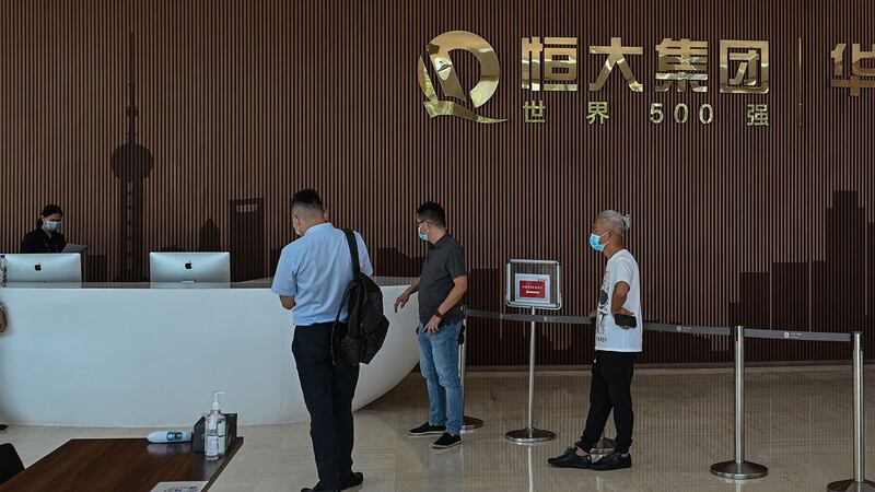 2021 年 9 月 22 日,人们在上海恒大中心大楼内。(法新社)