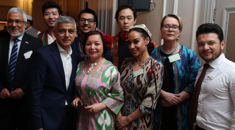 2019-يىللىق مۇنەۋۋەر شەخسلەر ئۈچۈن بېرىلىدىغان مۇسۇلمان خەۋەرلىرى مۇكاپاتى تارقىتىش پاالىيىتىدە سەنئەتكار ۋە سىياسىي پائالىيەتچى رەھىمە ماخمۇت خانىم لوندون شەھەر باشلىقى سادىق خان بىلەن بىللە.