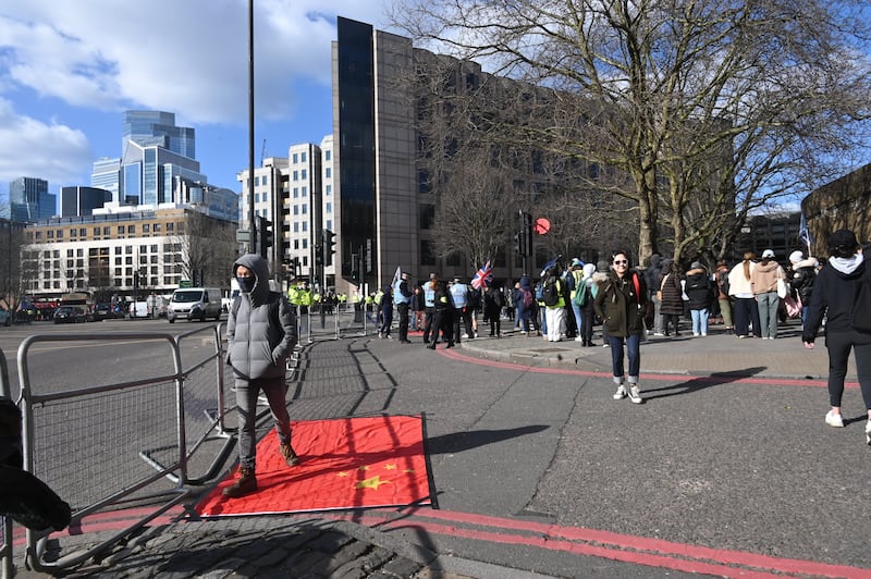 有人將中國國旗貼在地上，讓其他人在旗上走過。