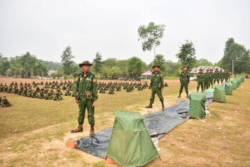 ရန်ကုန်တိုင်း၊ တိုက်ကြီးမြို့နယ်ရှိ အမှတ် ၁ တပ်မတော်တန်းမြင့်လေ့ကျင့်ရေးကျောင်း(တတက ၁) လေ့ကျင့်နေကြသည့် စစ်မှုထမ်းရန် ရွေးချယ်ခံထားရသူများအား ၂ဝ၂၄ ခုနှစ် ဧပြီလအတွင်းက တွေ့ရစဉ်။ (Photo: Telegram/Pyi Thu Sitt)