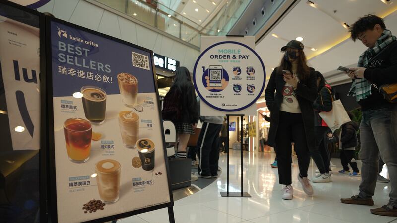 中國味濃的「瑞幸咖啡」在香港的定價貴中國大陸一倍。(衛斯攝)
