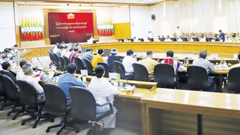 စစ်ကောင်စီ၊ ရွေးကောက်ပွဲကော်မရှင်နှင့် နိုင်ငံရေးပါတီများ ရွေးကောက်ပွဲကြိုတင်ပြင်ဆင်ရေးအတွက် ၂၀၂၄ ခုနှစ် ဩဂုတ်လ ၂၄ ရက်နေ့က နေပြည်တော်တွင် တွေ့ဆုံဆွေးနွေးစဥ်။ (Photo: Myanmar Military)