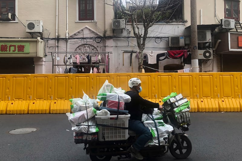 2022年3月30日上海封城期间的一名送货工(美联社)