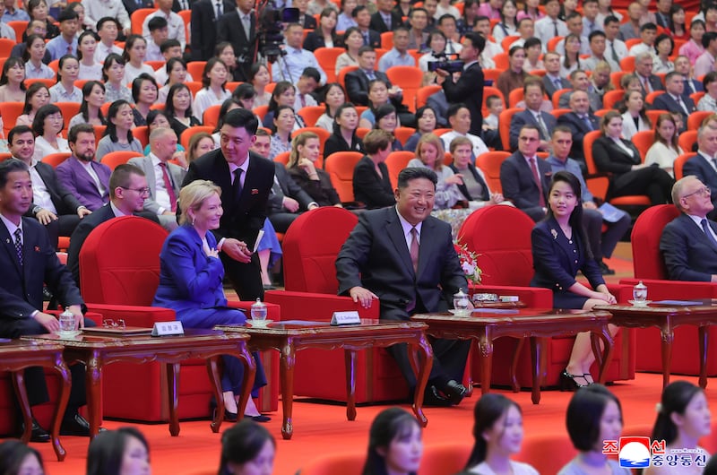 김정은 북한 국무위원장이 지난 29일 당 중앙위원회 본부청사에서 올가 류비모바 러시아 문화부 장관을 접견하고 공연을 관람했다고 조선중앙통신이 30일 보도했다. 2025.6.30