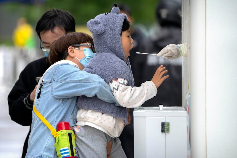 一名北京儿童在接受核酸检测。(美联社)
