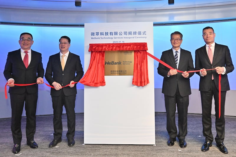 財政司長陳茂波(右二)周四(16日)出席深圳微眾科技開業時指,香港金融科技生態日益蓬勃。(政府新聞處圖片)