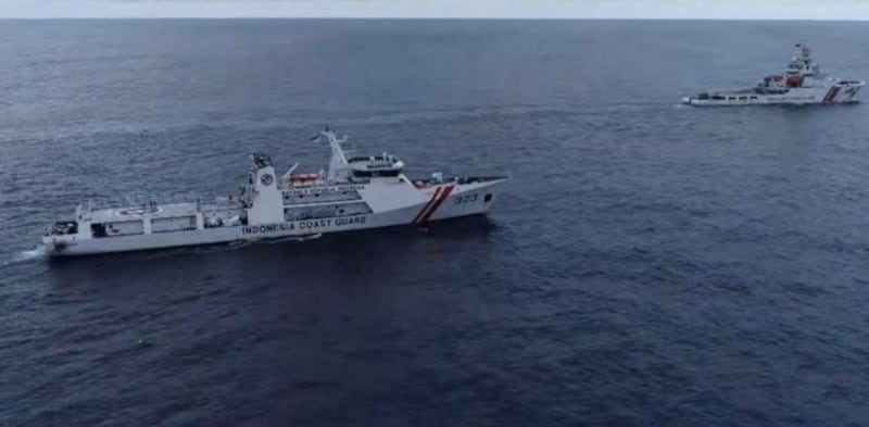 Indonesian Coast Guard ships force Chinese Coast Guard ship 5402 out of Indonesia’s exclusive economic zone in the North Natuna Sea, Oct. 25, 2024. [Maritime Security Agency (Bakamla)]