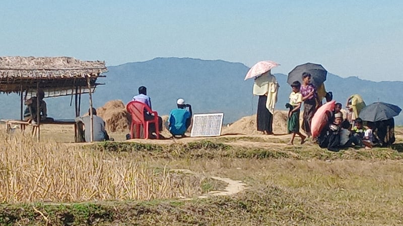 ရိုဟင်ဂျာအမျိုးသမီး ဒေါ်ဟားမီဒါ မိသားစု အလုပ်ဝင်နေသည်ကို တွေ့ရစဥ်။ (RFA Photo)