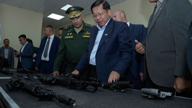 ဗိုလ်ချုပ်မှူးကြီး မင်းအောင်လှိုင်နှင့်အဖွဲ့ ရုရှားနိုင်ငံ Novosibirsk မြို့ရှိ Higher Military Command School တွင် စစ်လက်နက်ပစ္စည်းများအား ၂၀၂၂ ခုနှစ်၊ ဇူလိုင်လ ၁၆ ရက်နေ့က ကြည့်ရှုနေကြစဥ်။ (Photo: Myanmar Military)