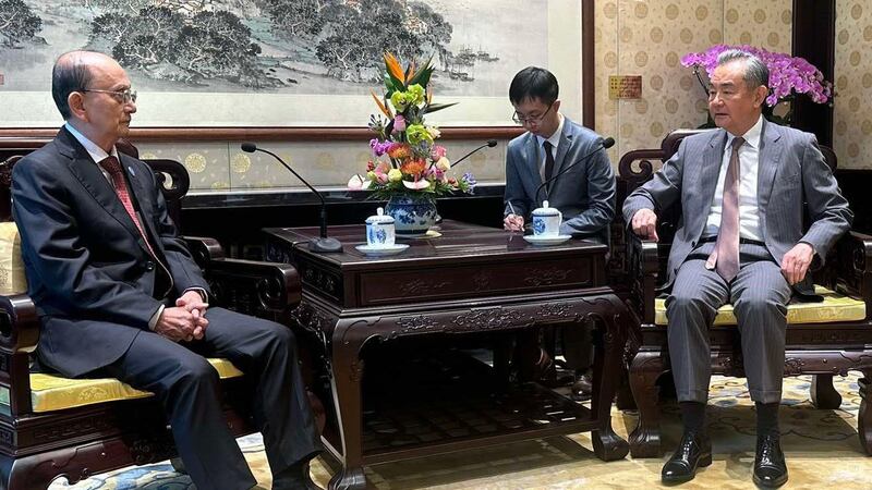 သမ္မတဟောင်း ဦးသိန်းစိန်နှင့် တရုတ်နိုင်ငံခြားရေးဝန်ကြီး ဝမ်ယိတို့ တရုတ်နိုင်ငံ ပေကျင်းမြို့ရှိ နိုင်ငံတော် ဧည့်ဂေဟာတွင် ၂၀၂၄ ခုနှစ်၊ ဇွန်လ ၂၉ ရက်နေ့က တွေ့ဆုံစဉ်။ (Photo : Ministry of Foreign Affairs Myanmar)