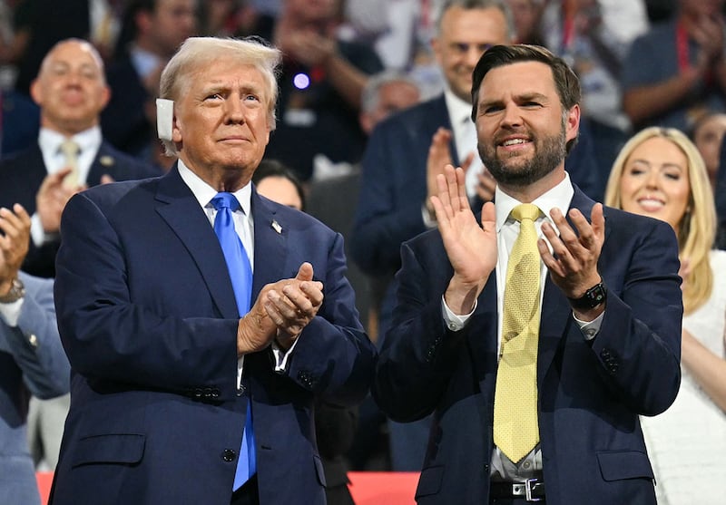 2024年7月16日,在美国威斯康星州密尔沃基市举行的共和党全国代表大会上,共和党总统候选人、前总统特朗普与副总统候选人J.D.万斯(右)鼓掌。(法新社)