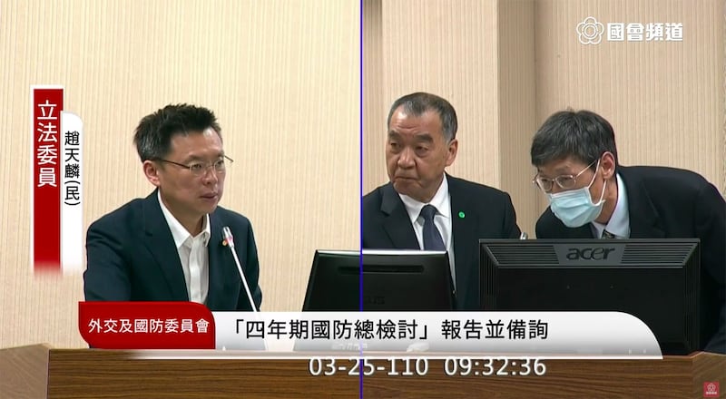 民进党籍立委赵天麟(左图)质询国防部长邱国正(右图左)、中科院副院(右图右)长冷金绪。(立法院视频截图)