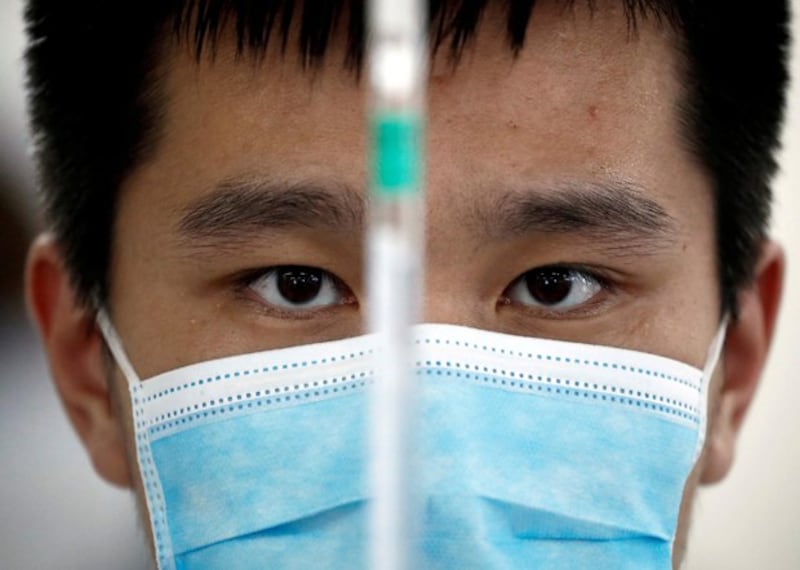 在近期新冠肺炎确诊人数明显增多的情况下,不少民众设法寻找新冠疫苗。(路透社资料图)