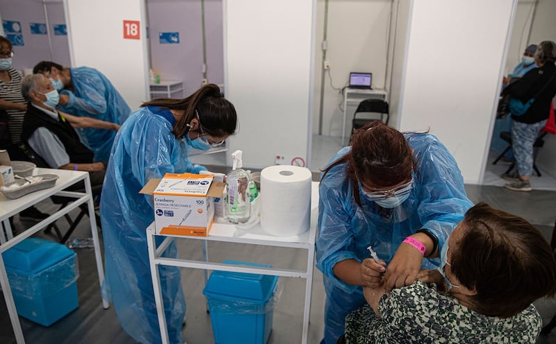 2021年2月3日,智利圣地亚哥比森特纳里欧疫苗接种中心,老年人接种中国生物技术公司生产的新冠疫苗。 (美联社)