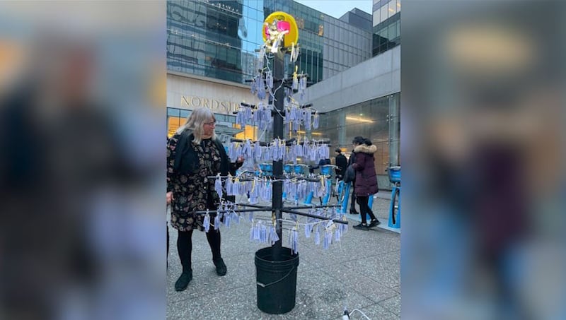 温哥华的「催泪弹圣诞树」,引发民众关注。 (受访者提供)