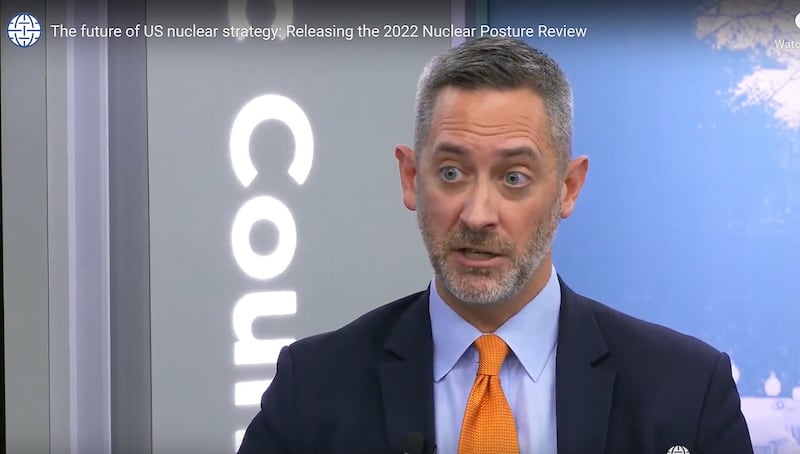 美国国防部负责核武器的副助理部长理查德·约翰逊(Richard Johnson)11月1日提到《核态势评估报告》时,再度阐述了美国政府对于俄罗斯和中国的担忧。(视频截图)