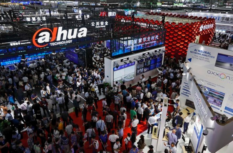 2019年10 月 29日,在中国深圳举行的中国公共安全博览会期间,人们聚集在大华科技展台。据一家美国监控研究公司称,大华科技制造的带人工智能的摄像头似乎旨在压制抗议活动。
