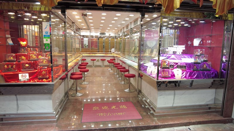 上水區新康街多間金舖都門庭冷落,店員表示沒有明顯生意額改善。(衛斯攝)