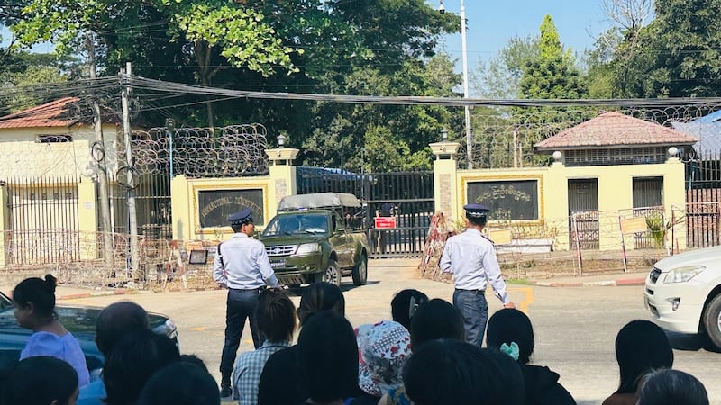 ရန်ကုန်မြို့၊ အင်းစိန်အကျဉ်းထောင်ရှေ့အား ၂၀၂၄ ခုနှစ်၊ ဇန်နဝါရီလ ၁ ရက်နေ့က တွေ့ရစဉ်။ (Photo: RFA)