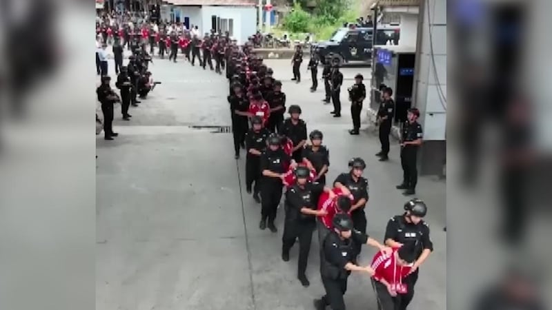 ရှမ်းပြည်နယ်မြောက်ပိုင်း၊ မူဆယ်မြို့တွင်ဖမ်းမိသည့် တရုတ်နိုင်ငံသားများကို စစ်ကောင်စီက တရုတ်နိုင်ငံကို ၂၀၂၄ ခုနှစ်၊ စက်တင်ဘာလ ၂၆ ရက်နေ့က လွှဲပြောင်းပေးခဲ့စဉ်။ (Screenshot/ MRTV Video)