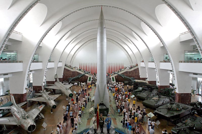 2007年7月23日,北京军事博物馆展出的中国第一枚核导弹。(法新社)