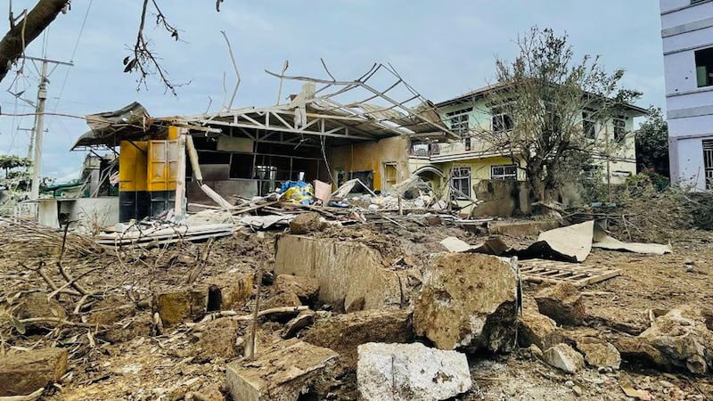 ရှမ်းပြည်နယ်မြောက်ပိုင်း နောင်ချိုမြို့ကို စစ်ကောင်စီတပ်က လေကြောင်းဖြင့် ဗုံးကြဲခဲ့သဖြင့် ပျက်စီးသွားသည့် အဆောက်အအုံတစ်ခုကို ၂၀၂၄ ခုနှစ်၊ စက်တင်ဘာလ ၁၆ ရက်နေ့က TNLA မှ ထုတ်ပြန်ထားစဉ်။ (Photo: Telegram/ PSLF/TNLA News)