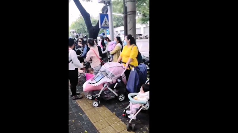 2020年9月29日,部分疫苗受害者家长在中国国家卫健委人民来访接待室前呼吁疫苗立法。(推特截图)