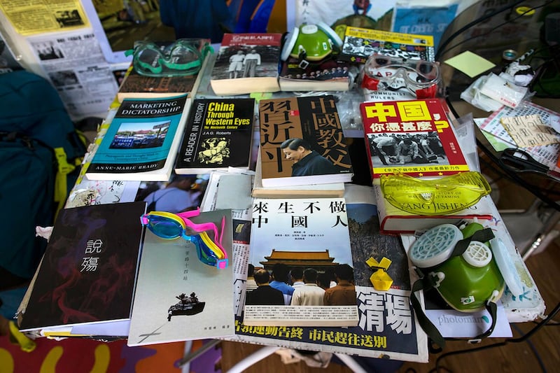 香港一家宾馆的桌上2014年12月30日放置的中国政治书籍(路透社)