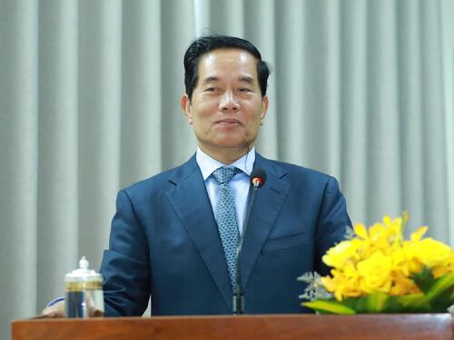 លោក ឃួង ស្រេង ពីមន្ត្រីខណ្ឌតូចតាចទៅជាអភិបាលក្រុងភ្នំពេញដោយសារស្នាដៃបម្រើគ្រួសារត្រកូលហ៊ុន