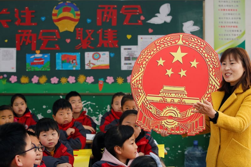 网民认为这是对学生进行大规模“洗脑”运动。(路透社资料图片)