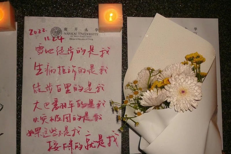 烏魯木齊大火發生後,南開大學學生在校園內紀念大火遇難者。(網友提供)