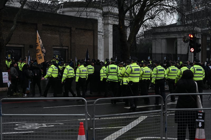 警方根據《公眾秩序法》第14條命令集會必須於下午4時15分前解散，大批警員準時清場；其後一度拘捕另一名港人吳先生，但他最後即場獲釋。（梁銘康攝）