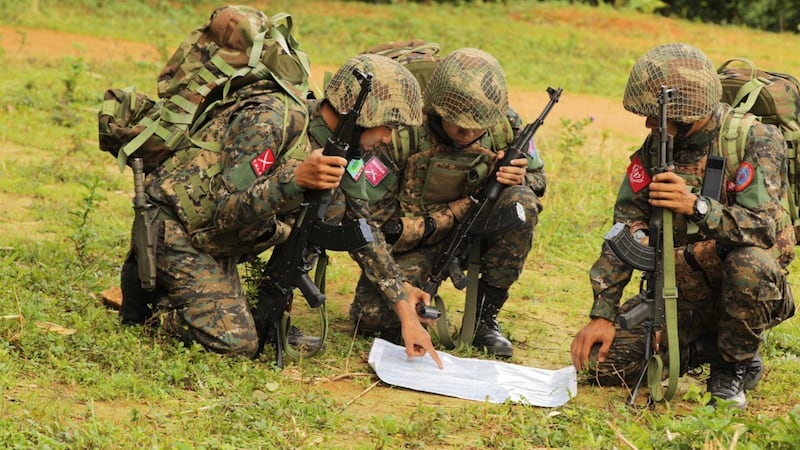 တအောင်းအမျိုးသား လွတ်မြောက်ရေး တပ်မတော် TNLA၊ မြန်မာအမျိုးသား ဒီမိုကရက်တစ် မဟာမိတ်တပ်မတော် MNDAA နဲ့ ရက္ခိုင့်တပ်တော် AA တပ်ဖွဲ့ဝင်တွေကို တွေ့ရစဉ်။ (ဓာတ်ပုံ - ညီနောင်မဟာမိတ်သုံးဖွဲ့)
