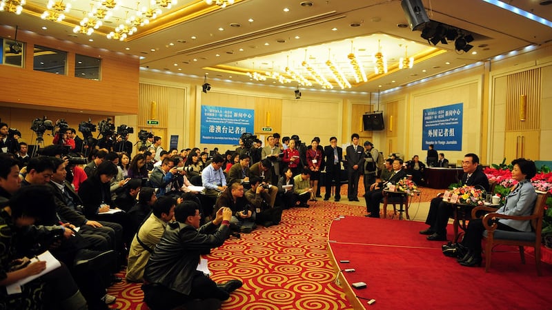 资料图片:2008年3月7日,林毅夫在北京举行全国人大代表会议期间。(AFP)