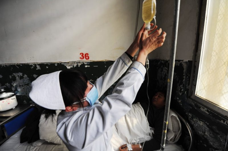 图片:安徽一艾滋病人正在接受治疗(法新社资料)