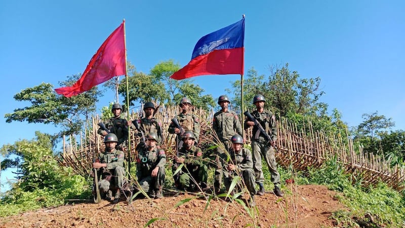 ရခိုင်ပြည်နယ်၊ အမ်းမြို့နယ်အခြေစိုက် မဲတောင်ဗျူဟာအား ၂၀၂၄ ခုနှစ်၊ အောက်တိုဘာလ ၇ ရက်နေ့တွင် အာရက္ခတပ်တော် (AA) မှ သိမ်းပိုက်အပြီး တပ်ဖွဲ့ဝင်အချို့အား တွေ့ရစဉ်။ (Telegram/ AA Info Desk)