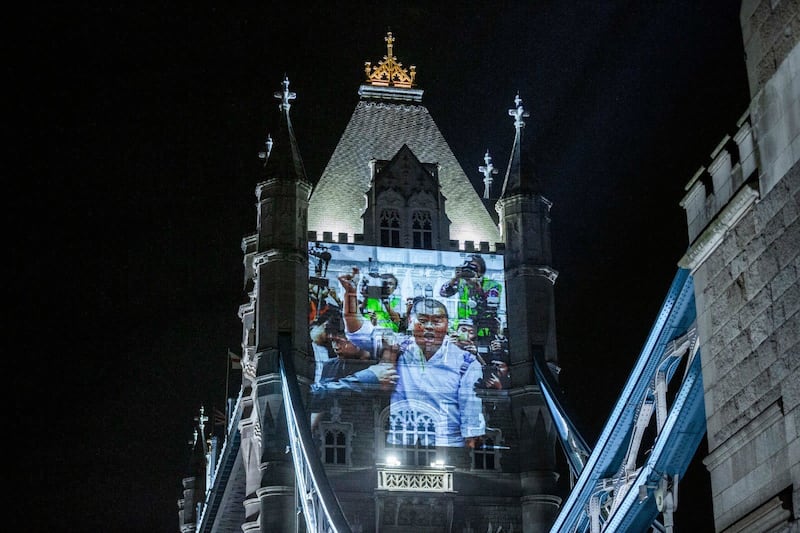 英國倫敦地標「塔橋」(Tower Bridge)被打上壹傳媒創辦人黎智英的「身影」。(Mark Clifford Twitter 圖片)