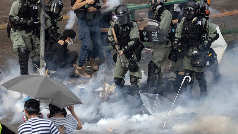 2019年11月18日,防暴警察在香港理工大学抓捕抗议者。(美联社)