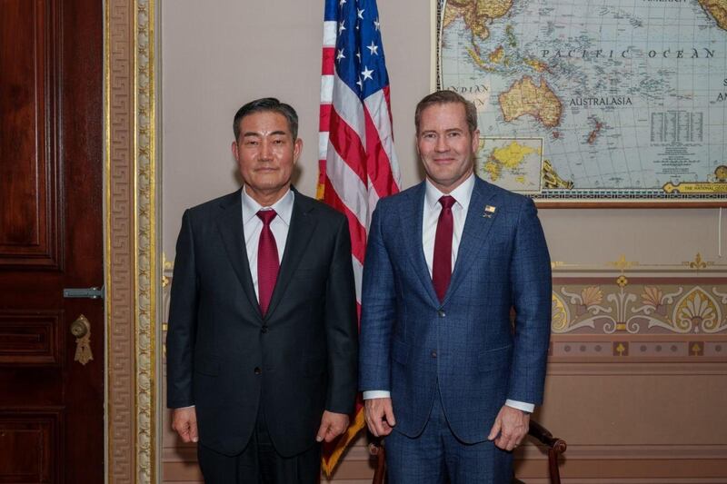 신원식 국가안보실장이 미국 현지시간으로 6일 마이클 월츠 미국 국가안보보좌관과 만나 기념사진을 찍고 있다.