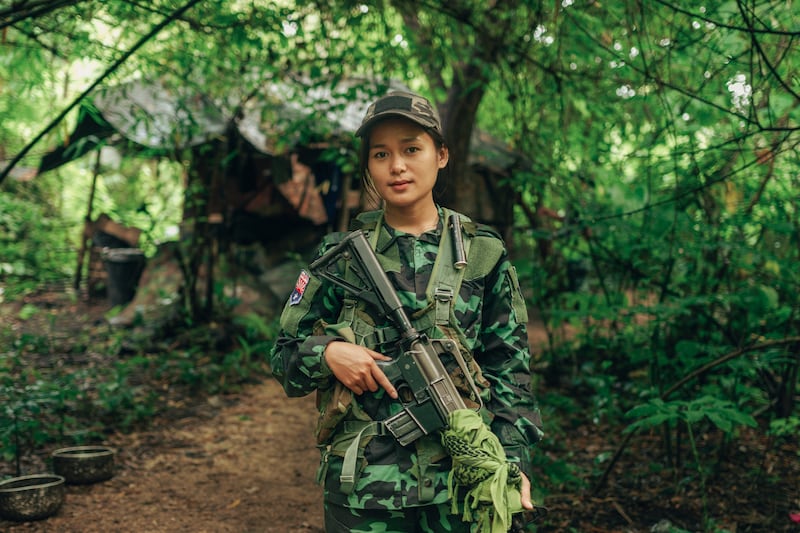 KNU KNLA တပ်ဖွဲ့ဝင် နော်စန္ဒာအေးကို ကော်ဘရာစစ်ကြောင်း တပ်စခန်းတစ်ခုတွင် ၂၀၂၄ ခုနှစ် ဇူလိုင်လ ၁၁ ရက်နေ့က တွေ့ရစဉ်။ (Chan Aung/RFA)