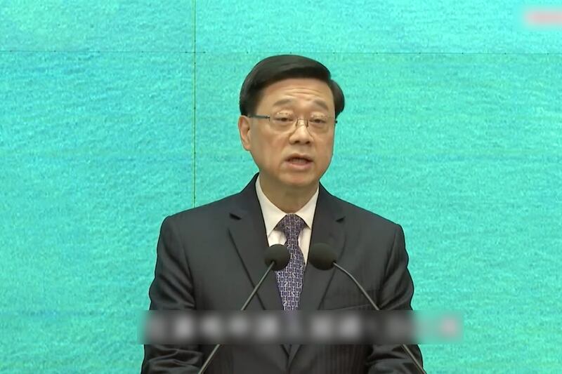 香港行政長官李家超今日(十二月三日)出席行政會議前見傳媒(港府新聞網截圖)