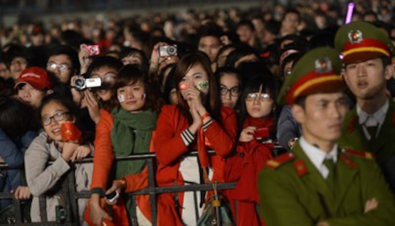 Giới trẻ Việt Nam xem ban nhạc SKorean K-pop biểu diễn tại sân vận động Mỹ Đình, Hà Nội vào ngày 29 tháng 11 năm 2012. 