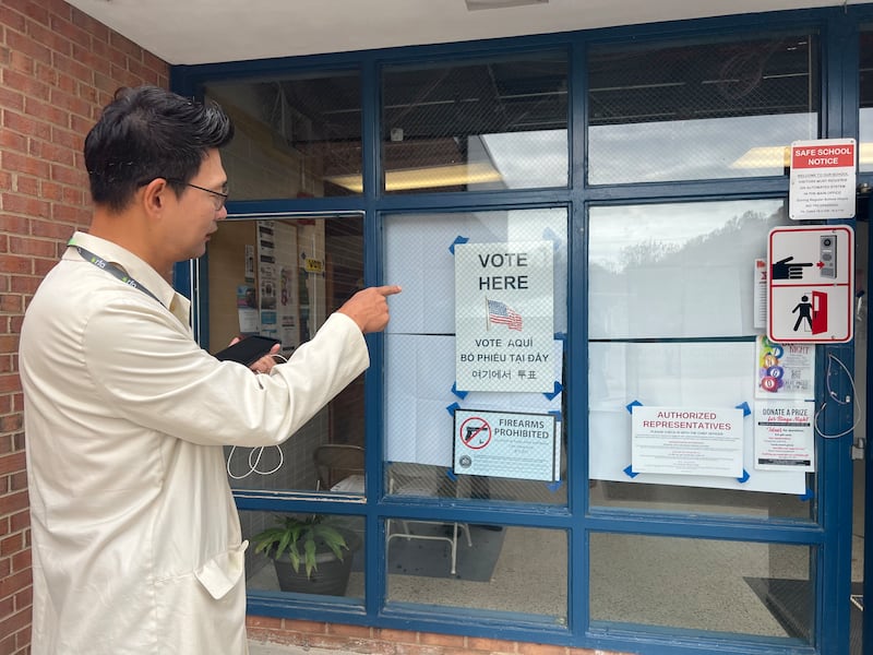 패어팩스 한 초등학교 선거장에 붙여진 한글 안내문 RFA.jpg